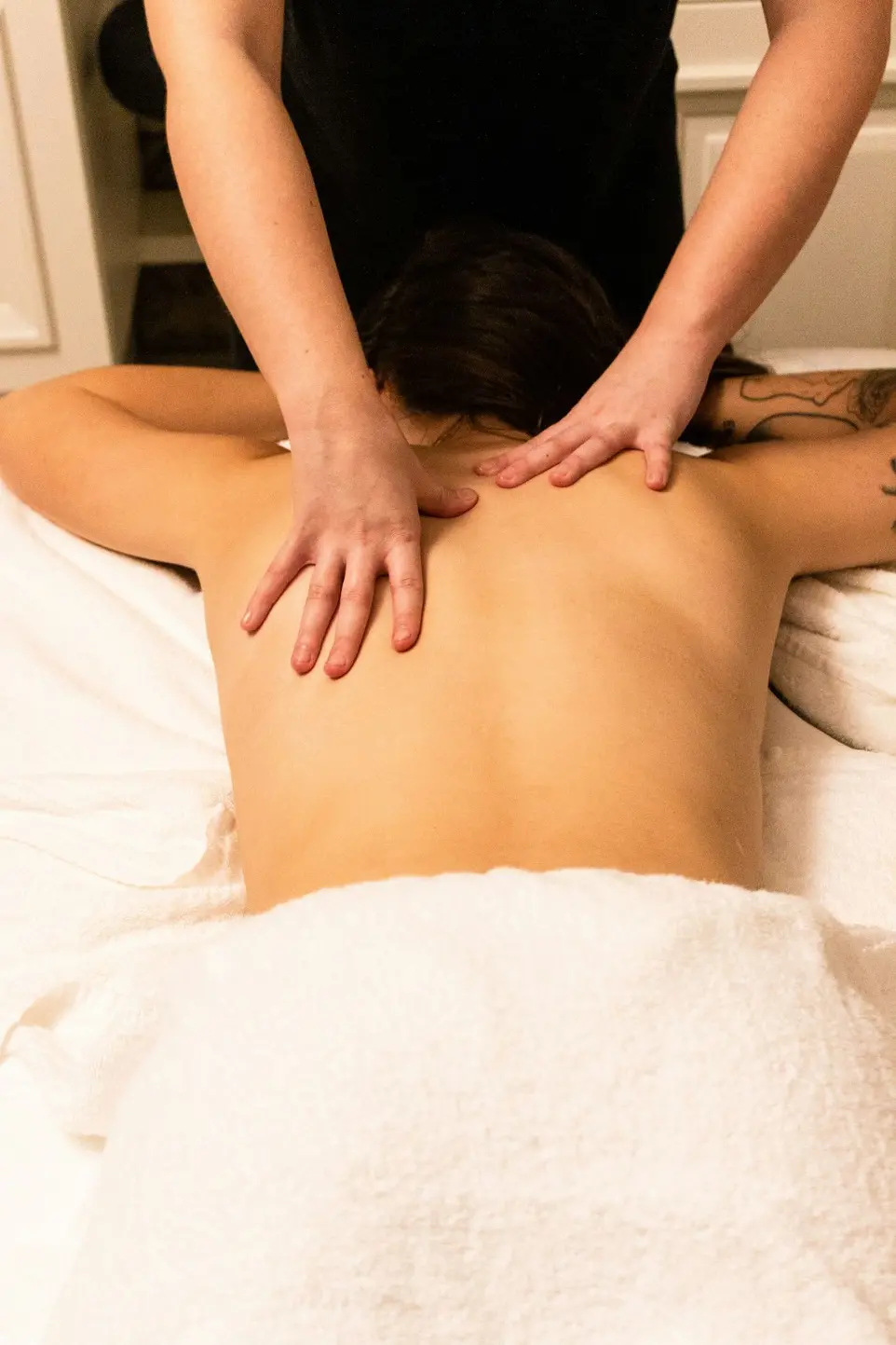 massage aux locations de sissy saintes maries de la mer a woman getting a back massage at a spa